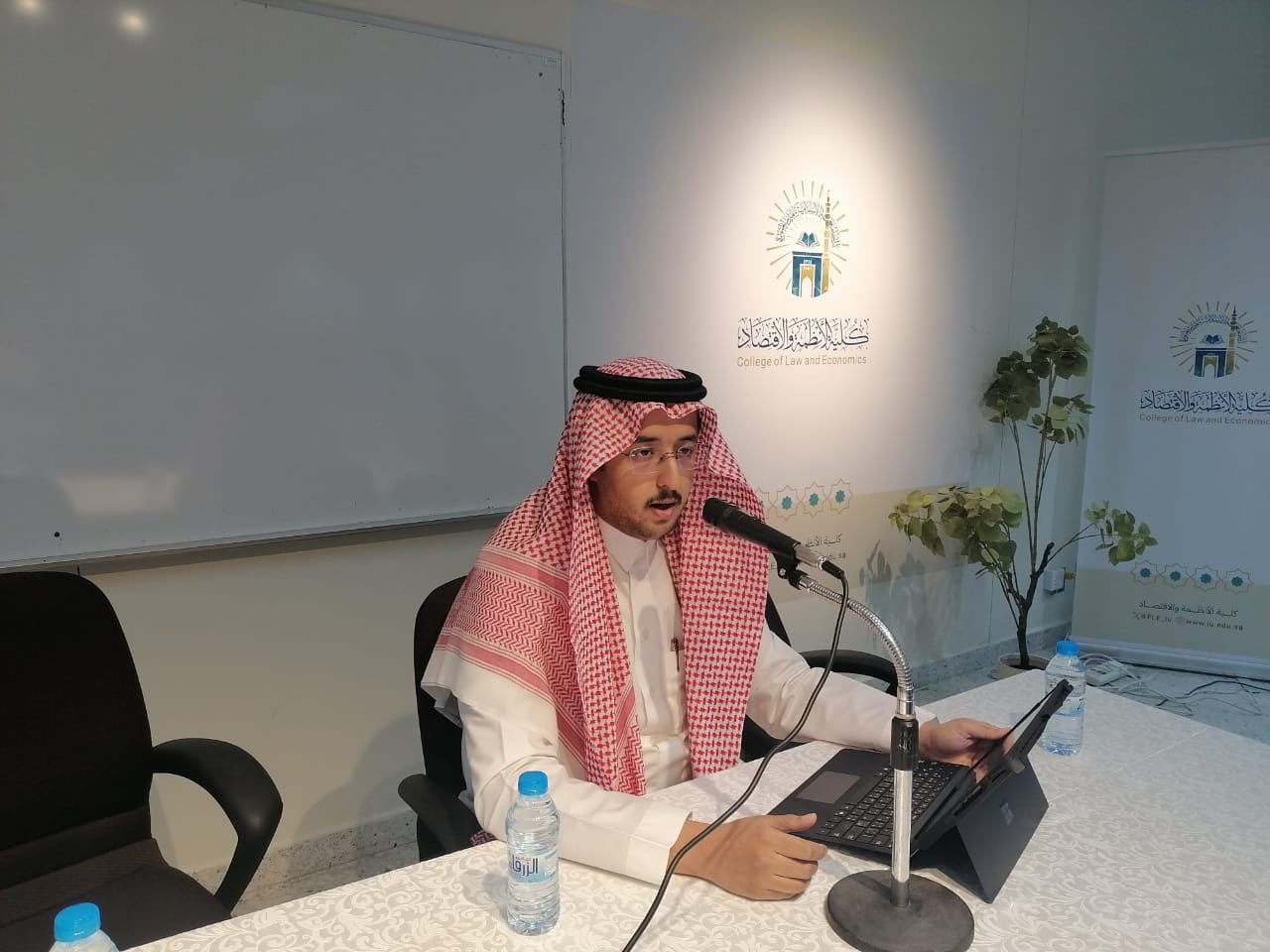 تنفيذ لقاء توعوي لطلاب كلية الأنظمة والاقتصاد بالتعاون مع وحدة التوعية الفكرية يوم الثلاثاء 15-ربيع الثاني-1447 - 2