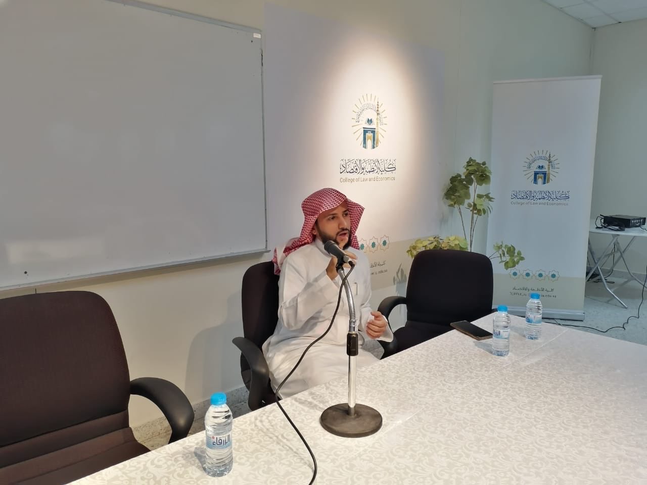 تنفيذ لقاء توعوي لطلاب كلية الأنظمة والاقتصاد بالتعاون مع وحدة التوعية الفكرية يوم الأحد 20-ربيع الثاني-1447 - 2