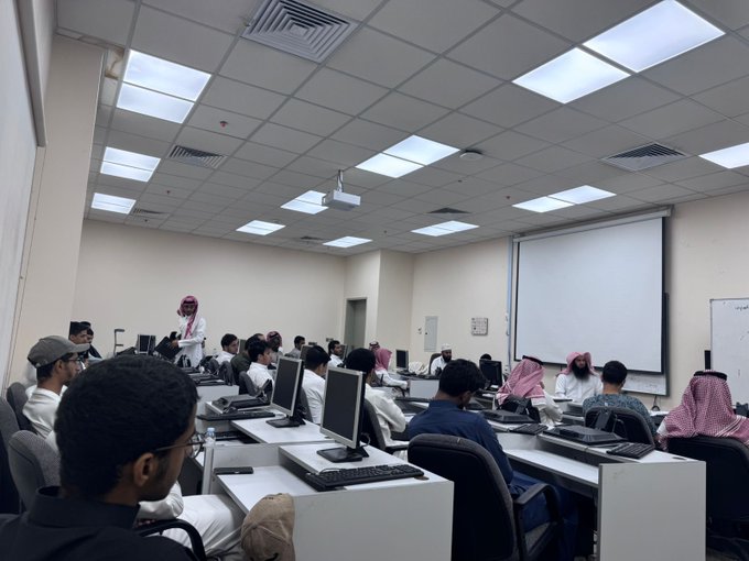 تنفيذ لقاء توعوي لطلاب كلية الحاسب الآلي بالتعاون مع وحدة التوعية الفكرية يوم الخميس 10-ربيع الثاني-1447 - 2