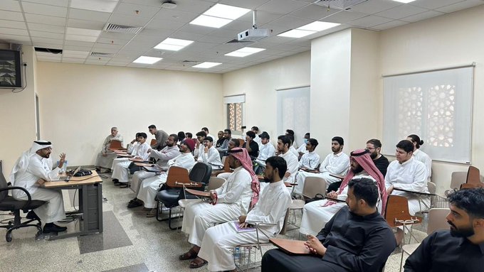 تنفيذ لقاء توعوي لطلاب كلية الحاسب الآلي بالتعاون مع وحدة التوعية الفكرية يوم الثلاثاء 22-ربيع الثاني-1447 - 2