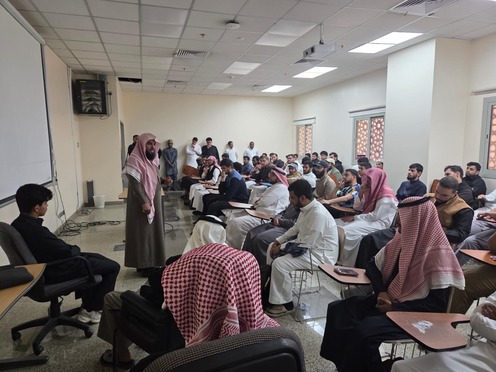 تنفيذ لقاء توعوي لطلاب كلية الحاسب الآلي بالتعاون مع وحدة التوعية الفكرية يوم الاثنين 30-رجب-1447 - 2