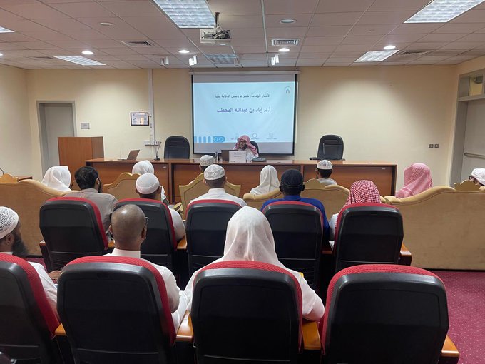 تنفيذ لقاء توعوي لطلاب كلية الحديث الشريف بالتعاون مع وحدة التوعية الفكرية يوم الخميس 26-ربيع الأول-1447 - 2