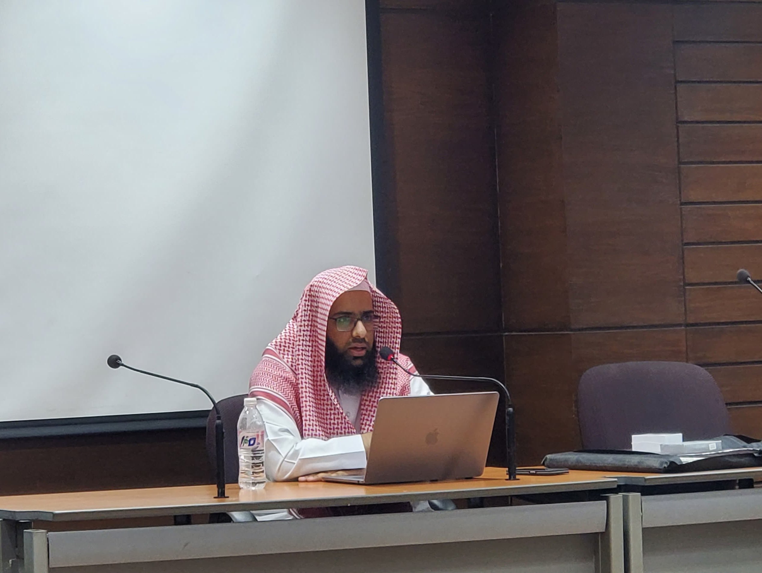 تنفيذ لقاء توعوي لطلاب كلية الشريعة بالتعاون مع وحدة التوعية الفكرية يوم الاثنين 14-ربيع الثاني-1447 - 2