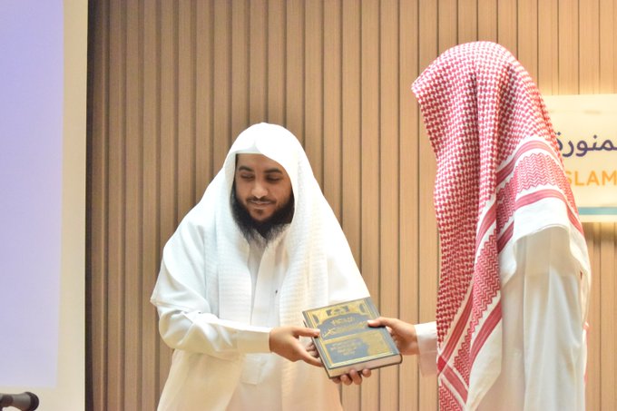 تنفيذ لقاء توعوي لطلاب كلية العقيدة بالتعاون مع وحدة التوعية الفكرية يوم الاثنين 16-ربيع الأول-1447 - 4