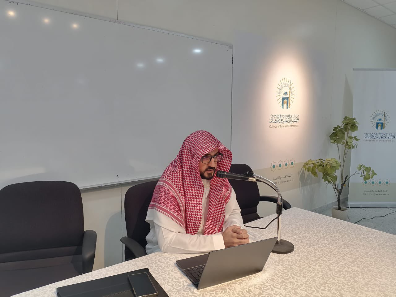 تنفيذ لقاء توعوي لطلاب كلية القانون بالتعاون مع وحدة التوعية الفكرية يوم الثلاثاء 20-جمادى الأولى-1447 - 2