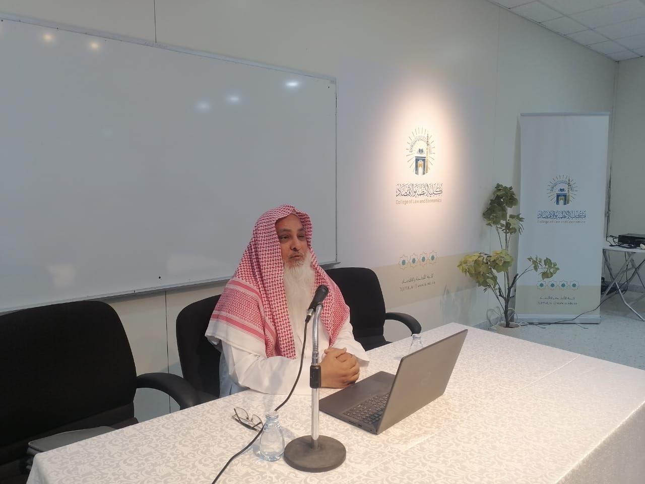 تنفيذ لقاء توعوي لطلاب كلية القانون بالتعاون مع وحدة التوعية الفكرية يوم الأربعاء 07-جمادى الأولى-1447 - 2