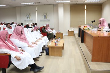 تنفيذ لقاء توعوي لطلاب كلية القرآن الكريم بالتعاون مع وحدة التوعية الفكرية يوم الأحد 06-ربيع الثاني-1447 - 4