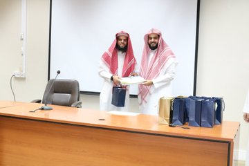 بالتعاون مع وحدة التوعية الفكرية اختتمت كلية القرآن الكريم مسابقة طلابية في التوعية الفكرية وتكريم الفائزين - 5