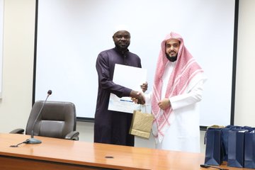 بالتعاون مع وحدة التوعية الفكرية اختتمت كلية القرآن الكريم مسابقة طلابية في التوعية الفكرية وتكريم الفائزين - 6