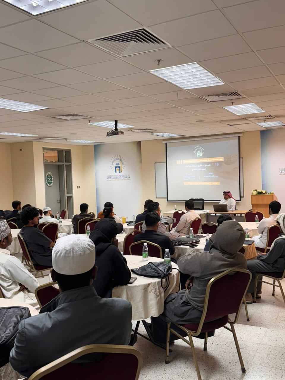 أقامت كلية العلوم بالتعاون مع وحدة التوعية الفكرية محاضرة قدمها سعادة عميد كلية العلوم د.طارق بن زياد أبولبده - 2