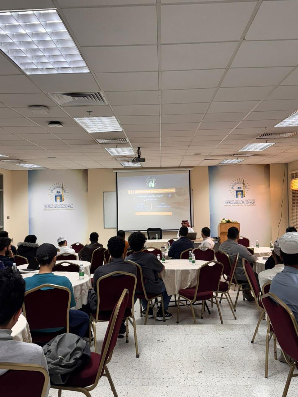 أقامت كلية العلوم بالتعاون مع وحدة التوعية الفكرية محاضرة قدمها سعادة عميد كلية العلوم د.طارق بن زياد أبولبده - 4