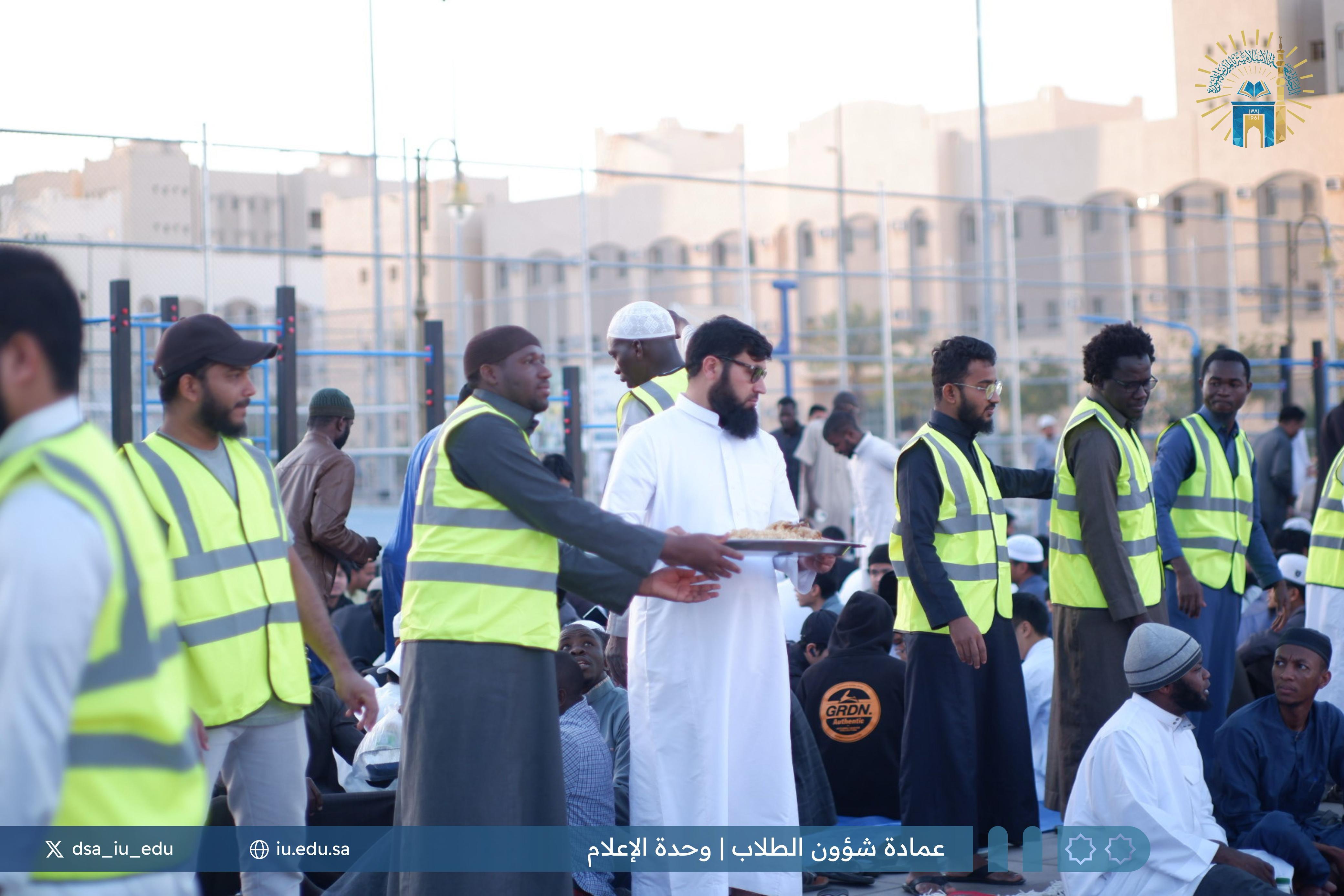 جامعة إسلامية تضيء ليالي رمضان: أكثر من 100 متطوع يجسدون روح العطاء والتآخي في إفطار رمضاني عالمي - 3