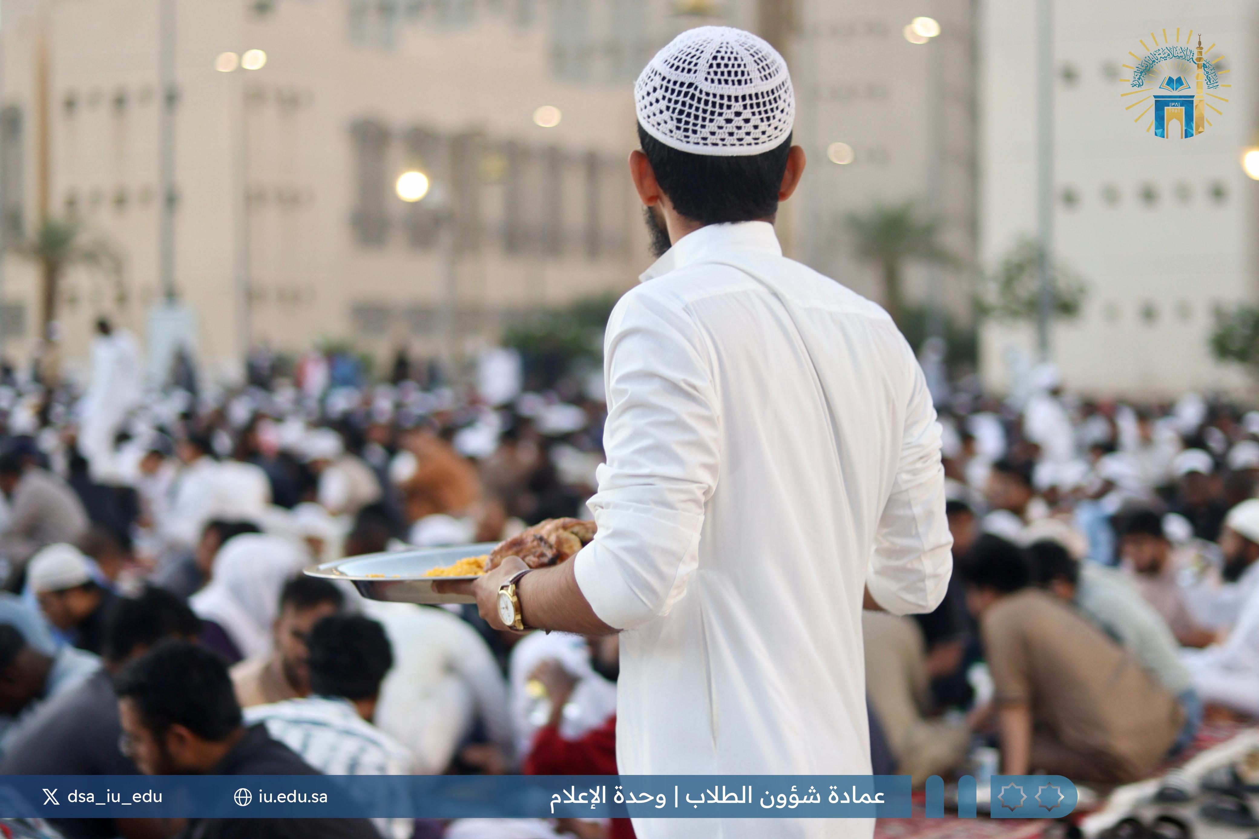 جامعة إسلامية تضيء ليالي رمضان: أكثر من 100 متطوع يجسدون روح العطاء والتآخي في إفطار رمضاني عالمي - 1