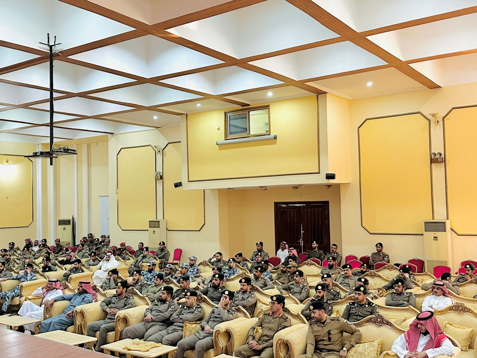تنفيذ محاضرة بعنوان (التحذير من الجماعات المتطرفة) قدمها فضيلة أ.د  محمد بن بخيت الحجيلي في مديرية شرطة منطقة المدينة المنورة - 7