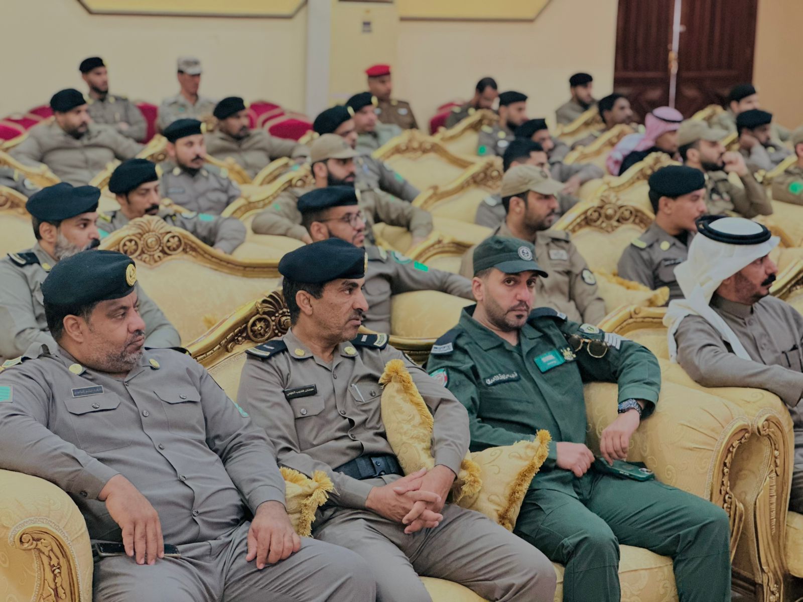 تنفيذ محاضرة بعنوان (التحذير من الجماعات المتطرفة) قدمها فضيلة أ.د  محمد بن بخيت الحجيلي في مديرية شرطة منطقة المدينة المنورة - 8