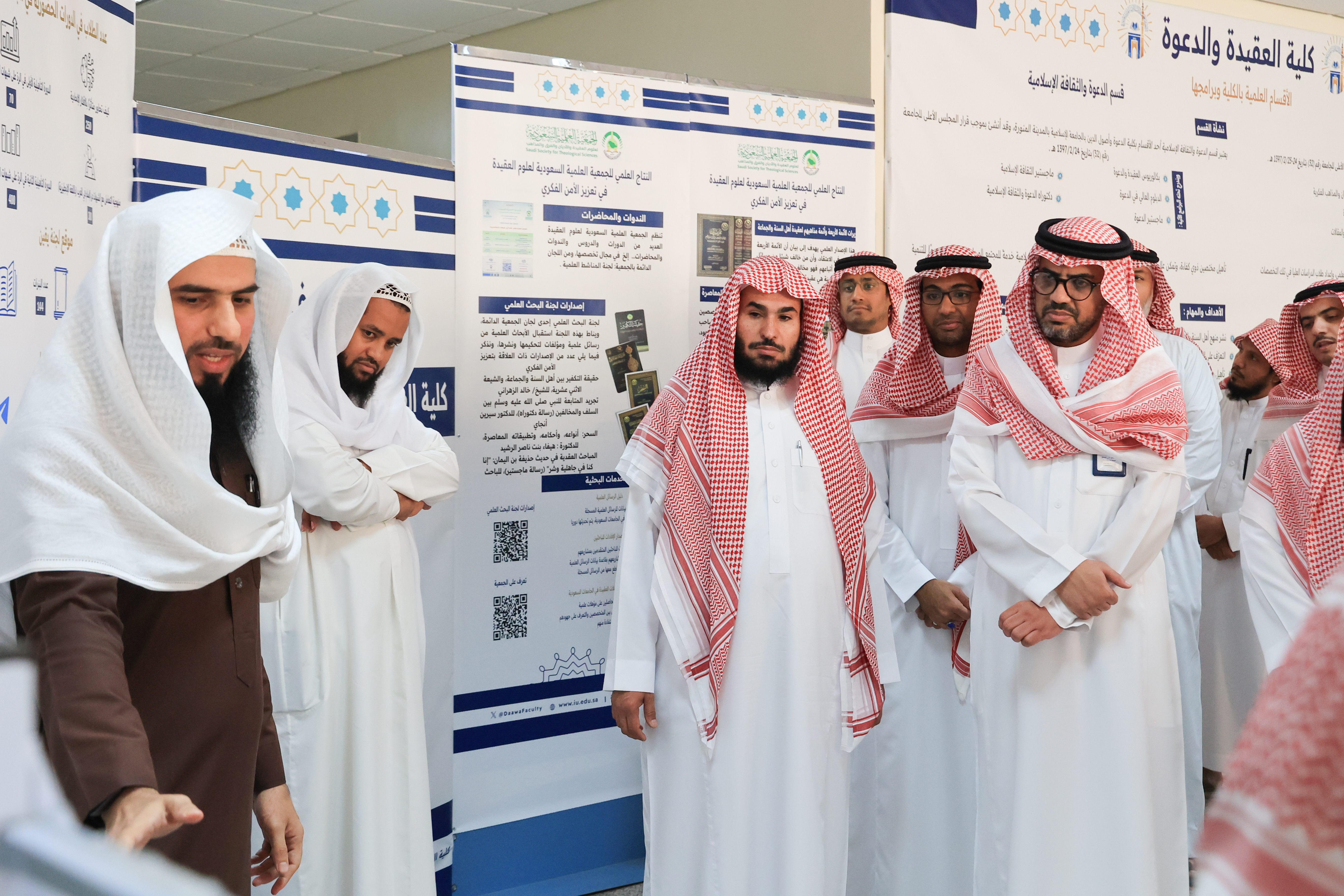 رئيس الجامعة الإسلامية يدشن معرض كلية العقيدة والدعوة للتوعية الفكرية - 4