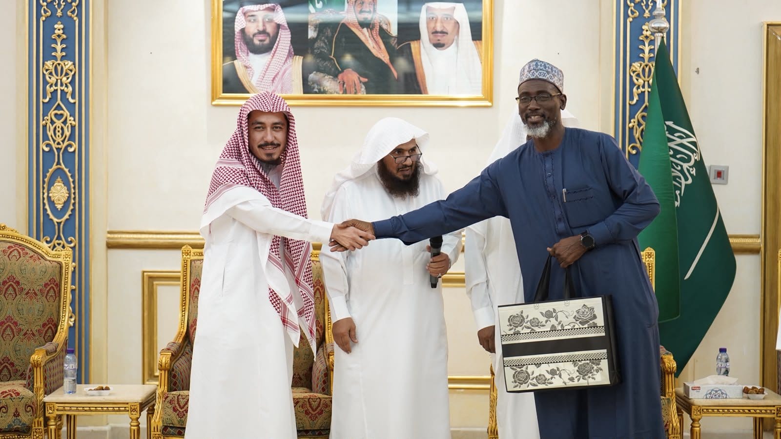 لقاء مع خريجي القسم المشاركين في المؤتمر الدولي لجهود المملكة العربية السعودية في مواجهة الانحرافات الفكرية. - 4