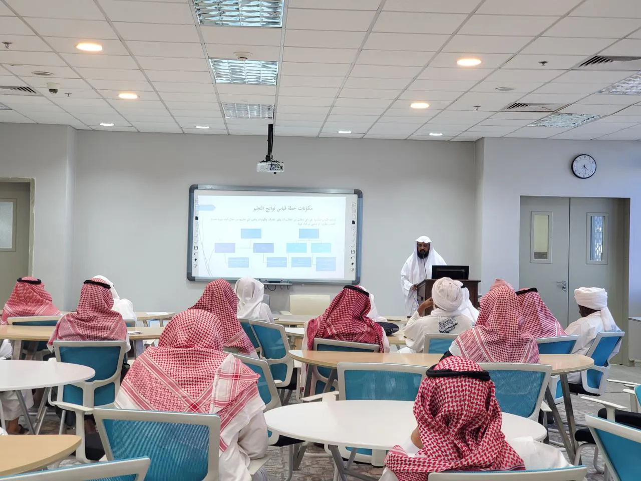 أقامت كلية الشريعة دورة تدريبية لمدة ثلاثة أيام متتالية حول آلية بناء خطة قياس نواتج التعلم وكيفية كتابة تقريرها - 4