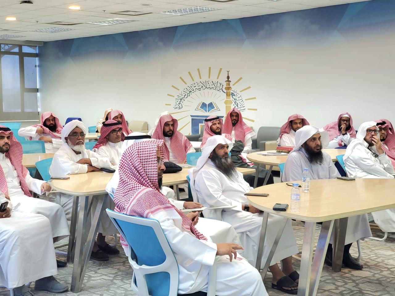 أقامت كلية الشريعة دورة تدريبية لمدة ثلاثة أيام متتالية حول آلية بناء خطة قياس نواتج التعلم وكيفية كتابة تقريرها - 1