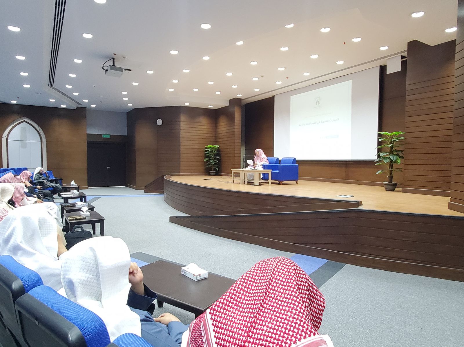 أقامت كلية الشريعة محاضرة حول المهارات الفقهية في تعليم الفقه وتقريبه - 2