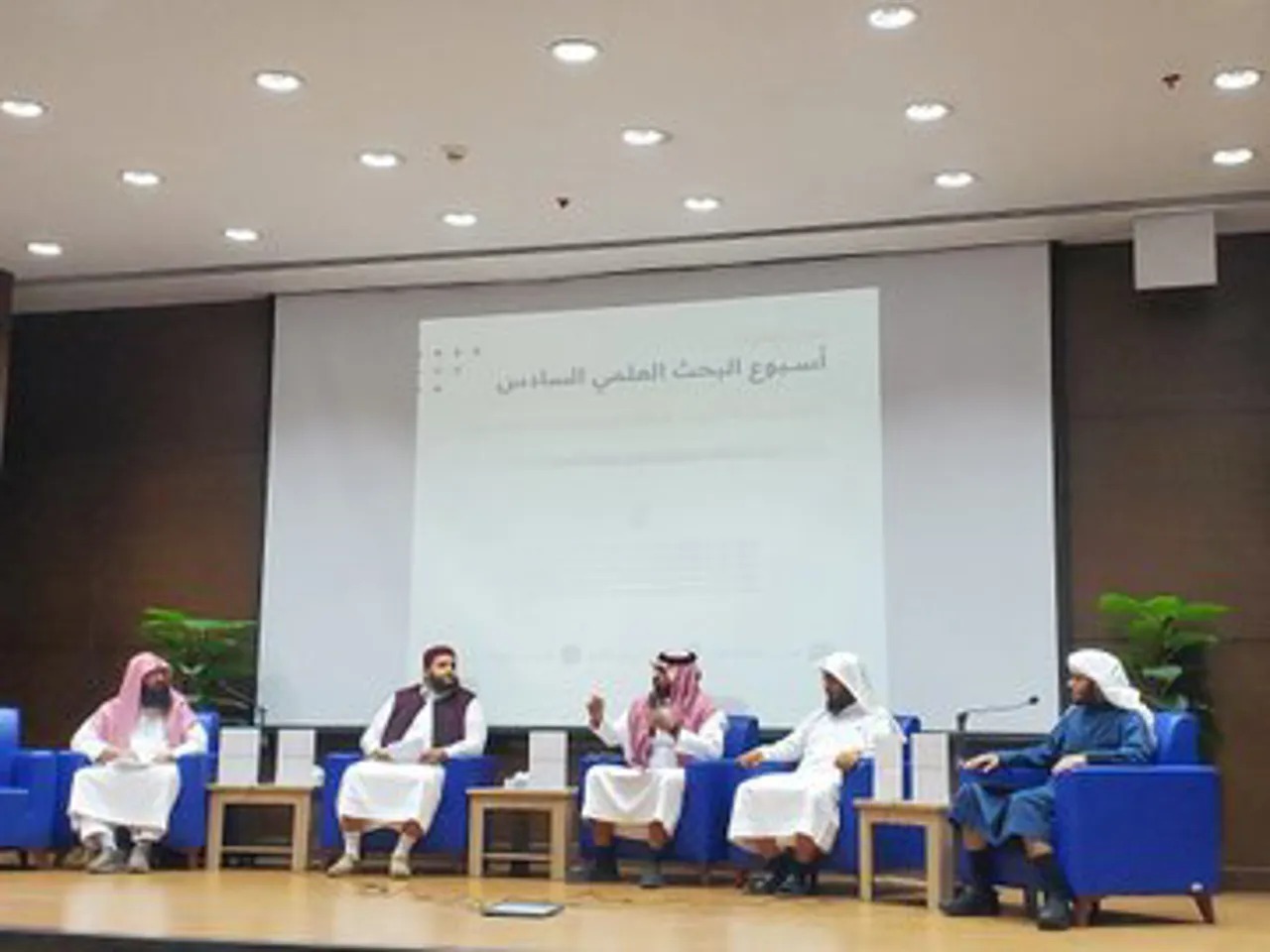 أقامت كلية الشريعة ندوة حوارية حول كتب المذاهب الفقهية وطرق معرفة المذهب - 4