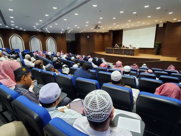أقامت كلية الشريعة ندوة حوارية حول الآفاق البحثية في تخصص الدراسات القضائية - 3
