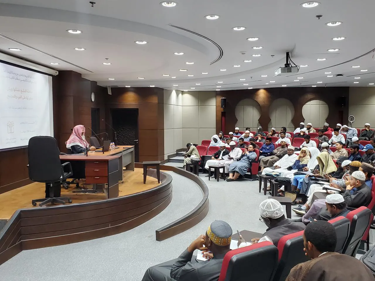 أقامت كلية الشريعة لقاء أكاديميًا عن جماعة التبليغ ونشأتها وبيان خطورتها على الفرد والمجتمع - 2