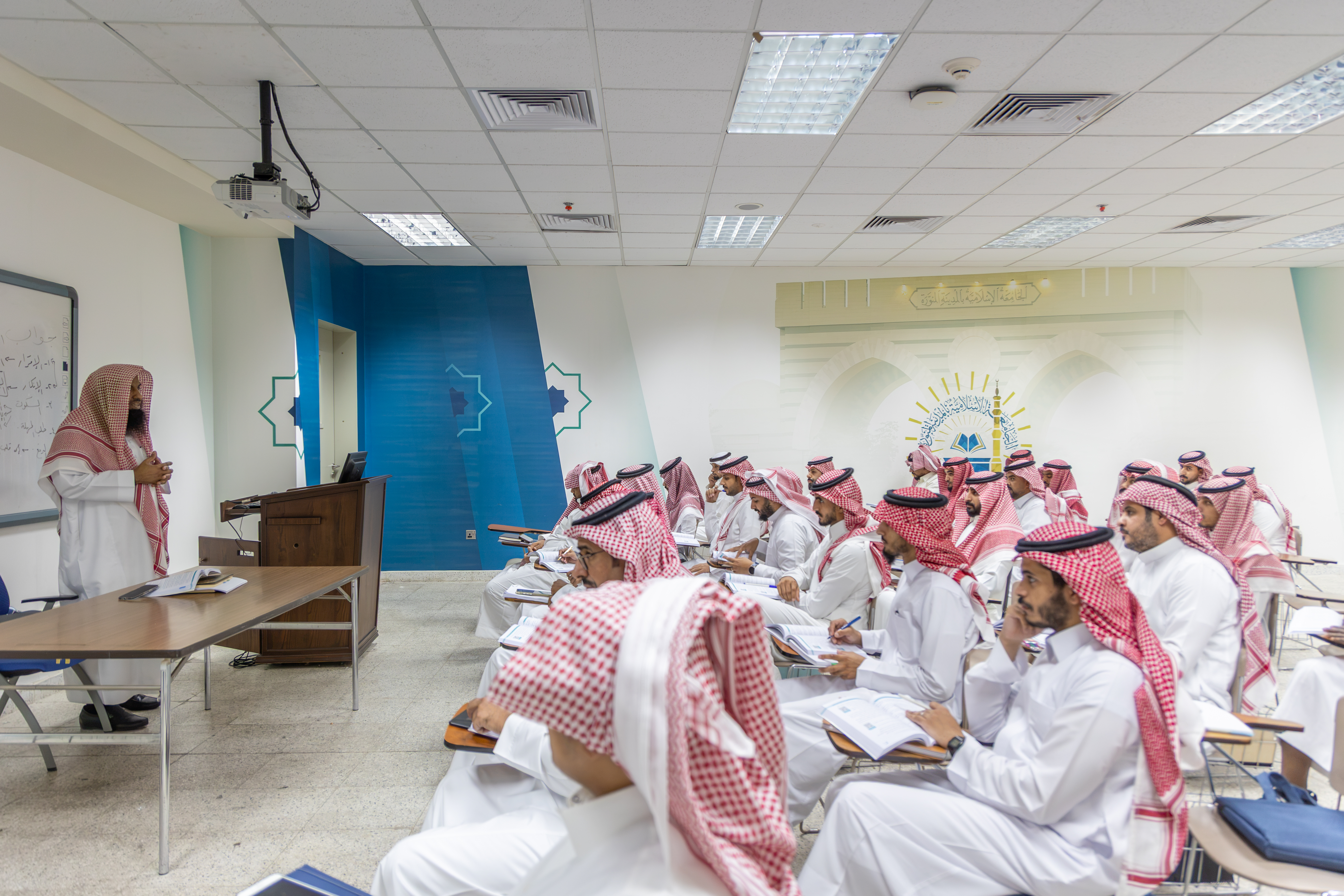 الجامعة الإسلامية تستقبل طلاب الماجستير التنفيذي في أصول ومقاصد فقه المناسك والزيارة لتأهيل المختصين بخدمة ضيوف الرحمن - 1