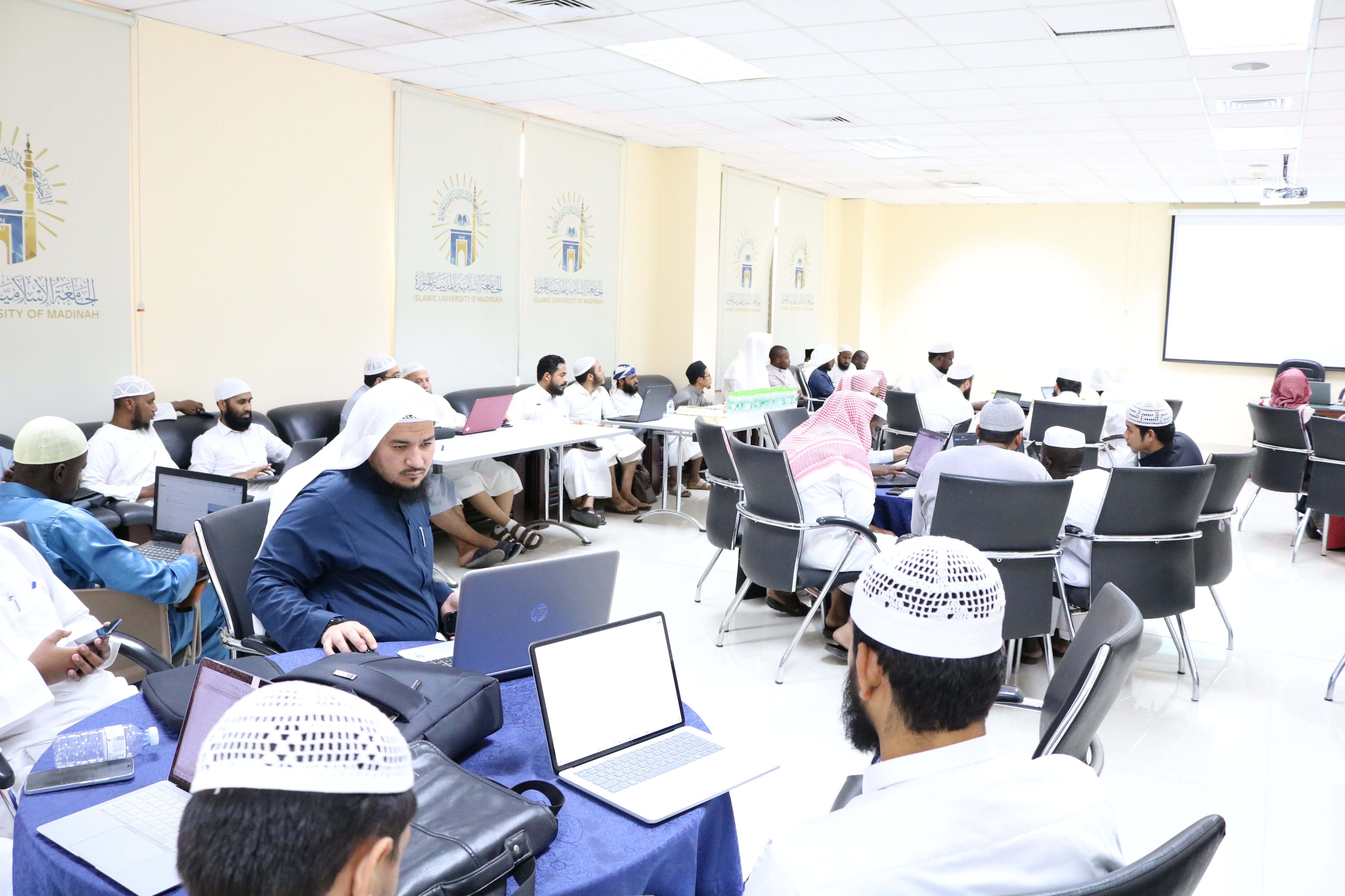 أقامت كلية القران الكريم لقاءً بعنوان: المهارات الأساسية  في تنسيق الأبحاث العلمية - 3