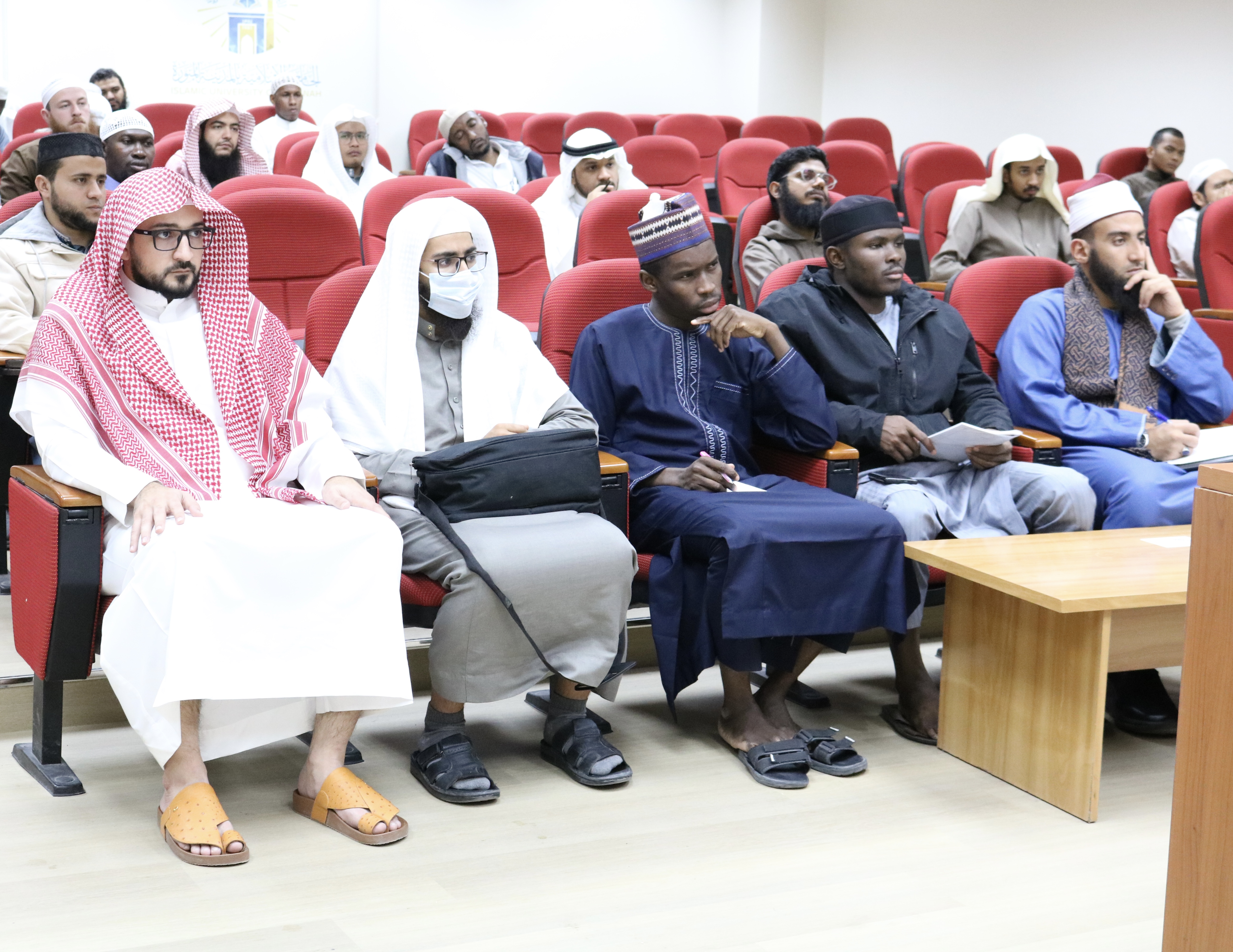 بالتعاون مع وحدة التوعية الفكرية أقامت كلية القرآن الكريم لقاءً بعنوان: الشائعات وأثرها على الوعي الفكري - 1