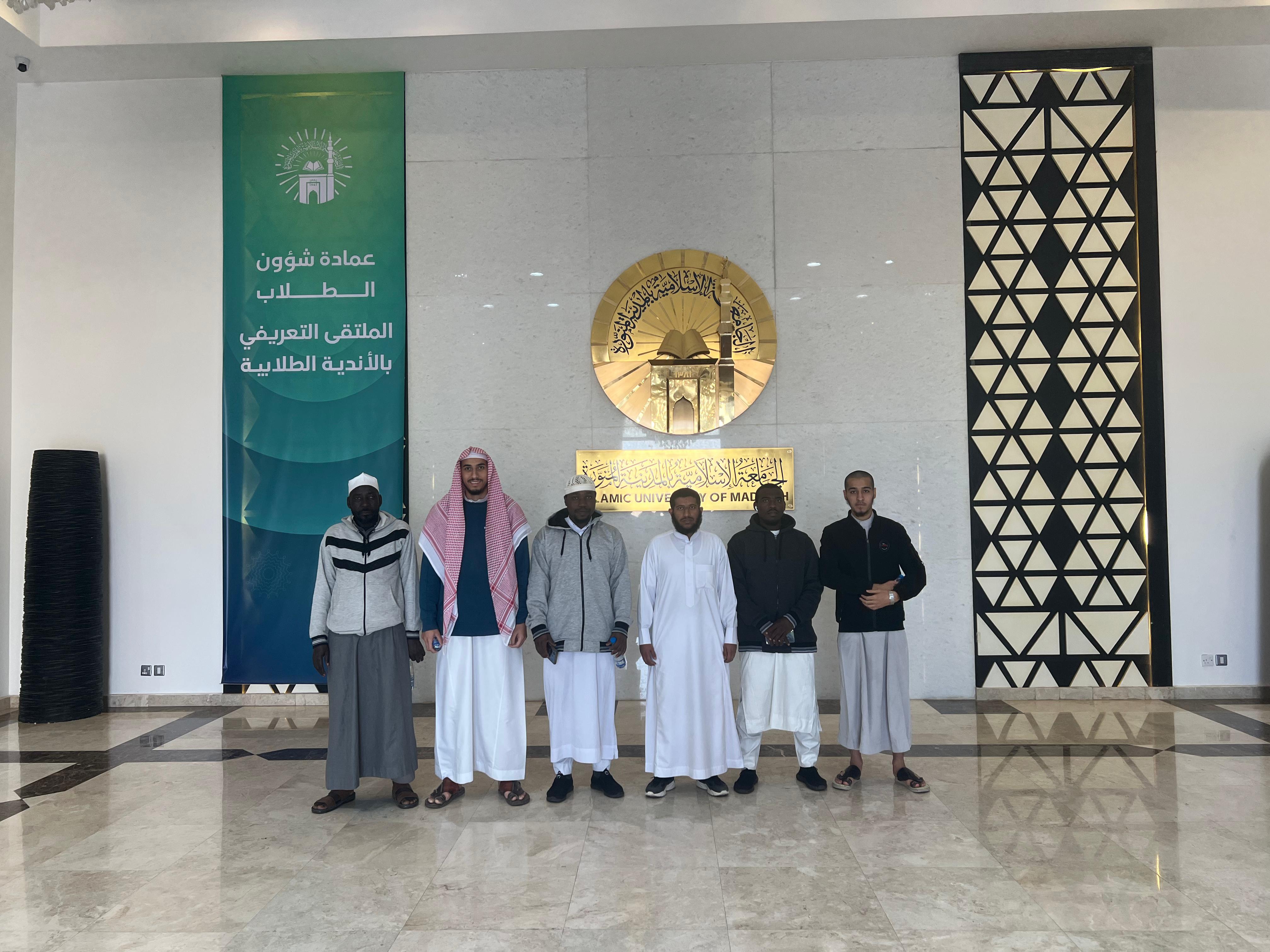 طلاب كلية القرآن الكريم في زيارة لمعرض الملتقى التعريفي بالأندية الطلابية بقاعة السلام - 1