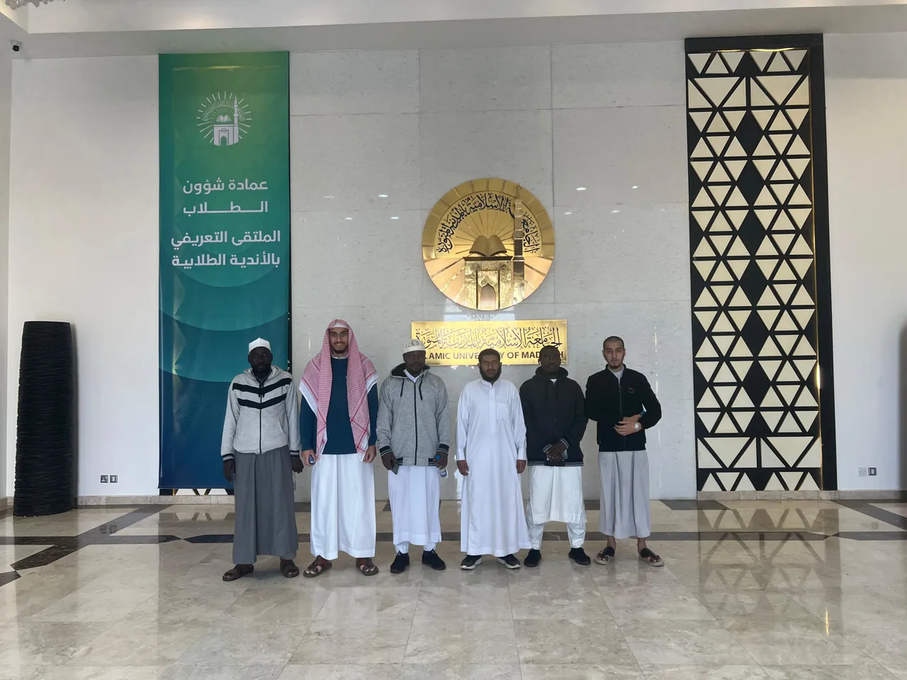 طلاب كلية القرآن الكريم في زيارة لمعرض الملتقى التعريفي بالأندية الطلابية بقاعة السلام - 1
