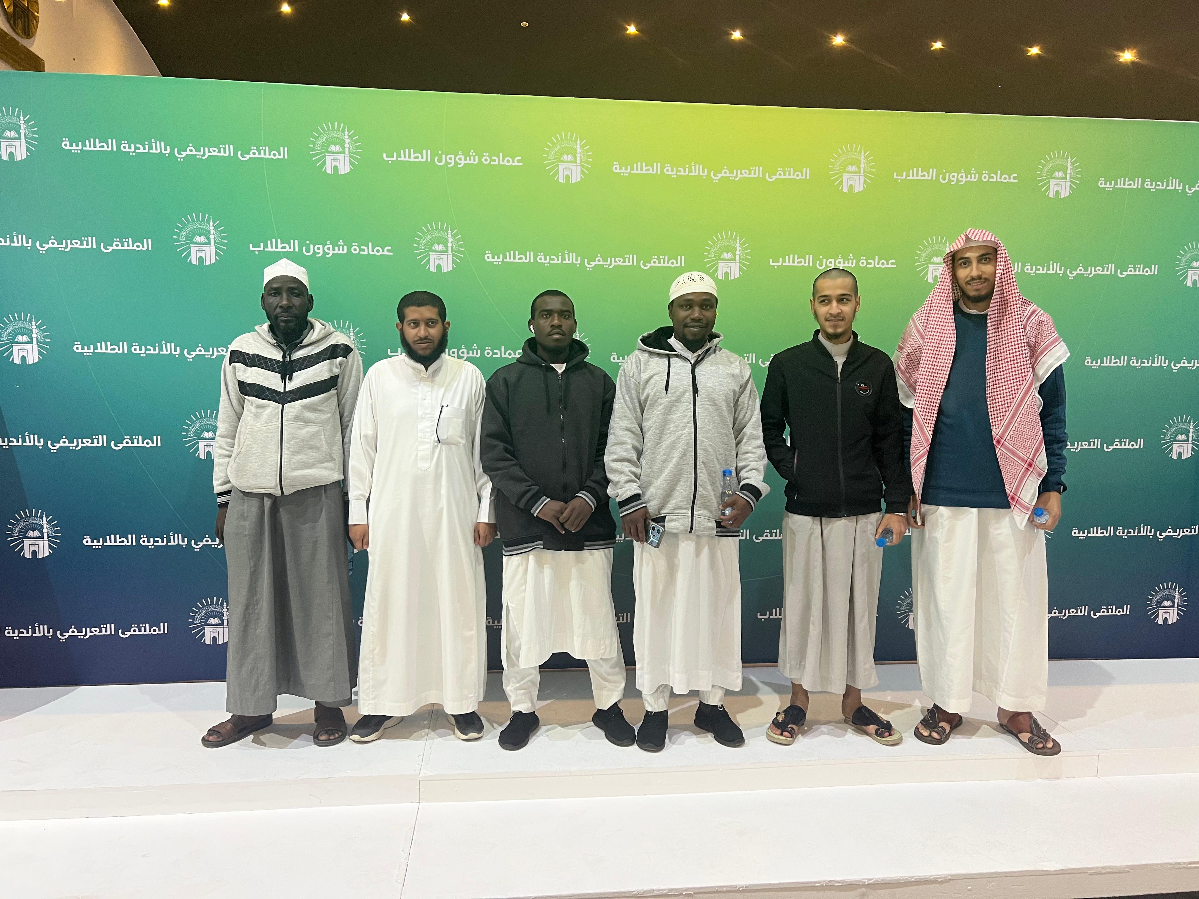 طلاب كلية القرآن الكريم في زيارة لمعرض الملتقى التعريفي بالأندية الطلابية بقاعة السلام - 2
