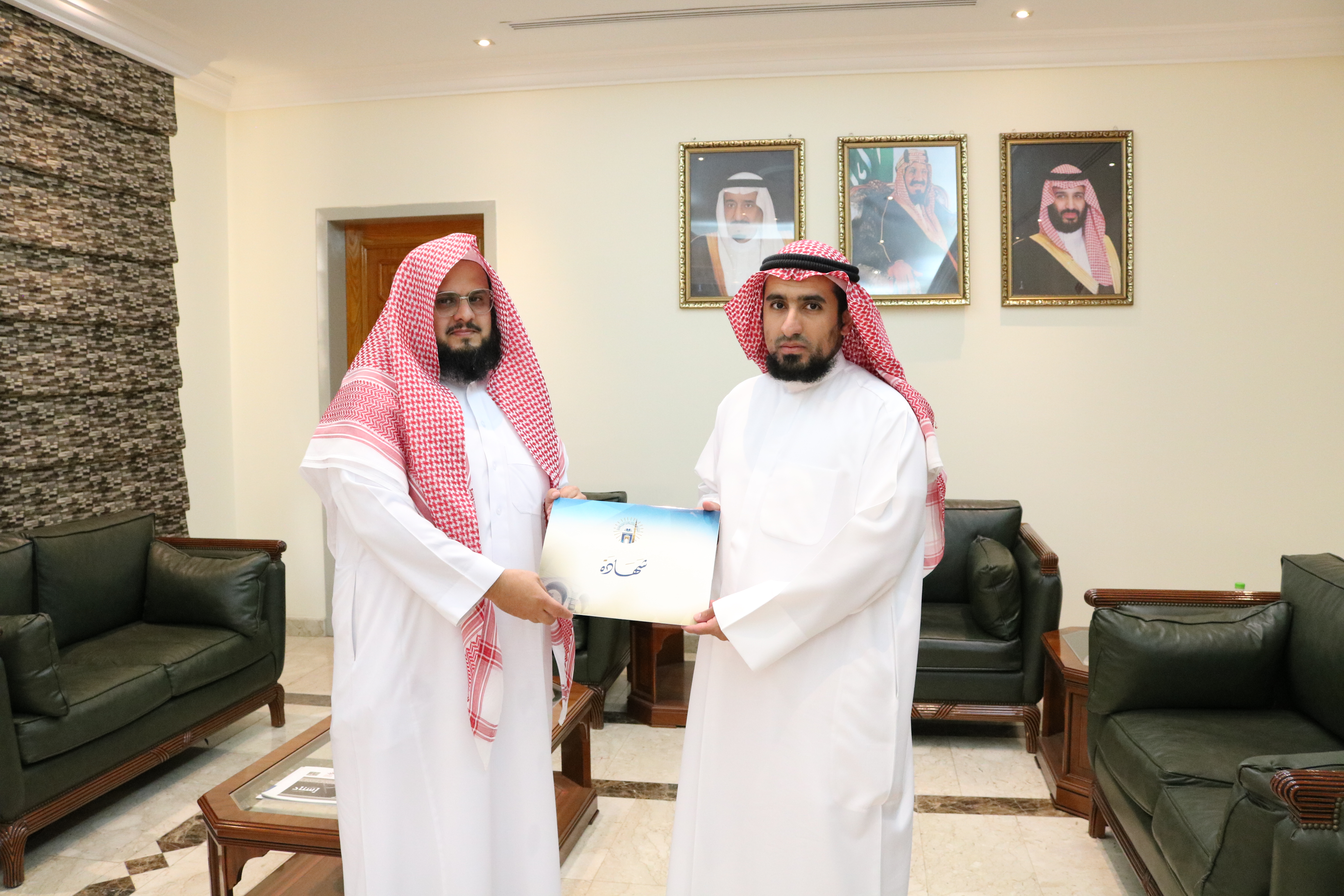 سعادة عميدكلية القرآن الكريم المكلف يكرم الطالب أحمد بن سليمان المنيفي