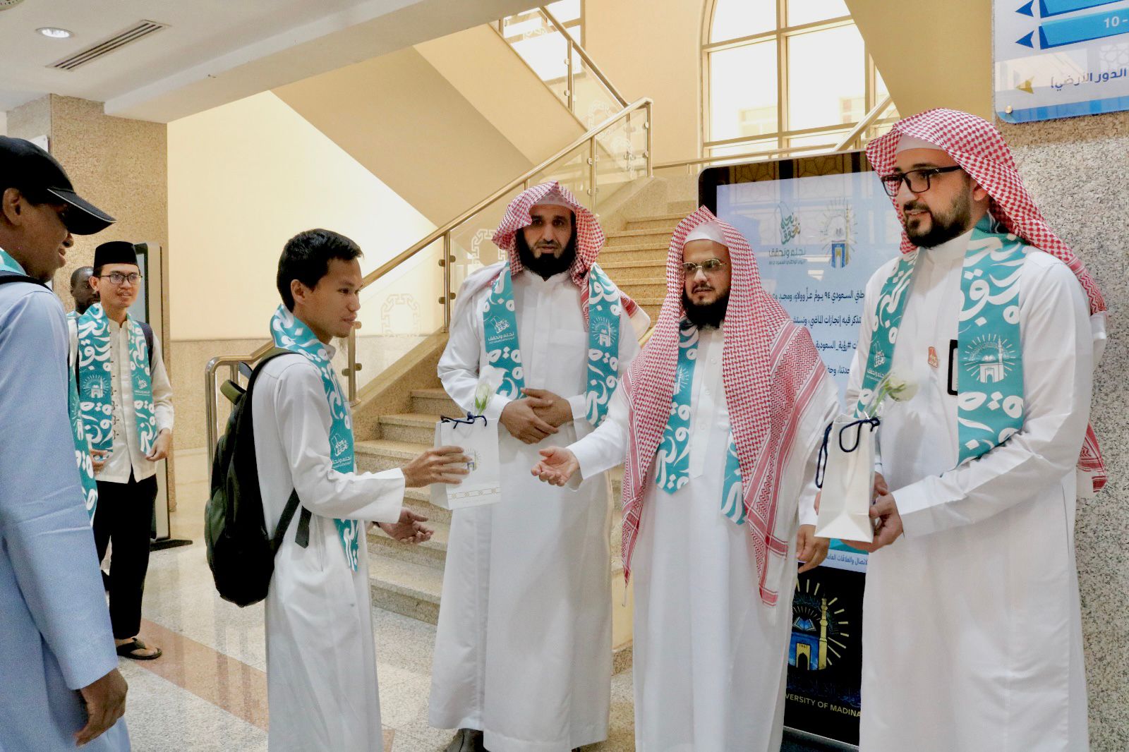 ضمن أنشطة كلية القرآن الكريم في الاحتفال باليوم الوطني السعودي 94 ؛ استقبلت الكلية منسوبيها بالهدايا. - 3