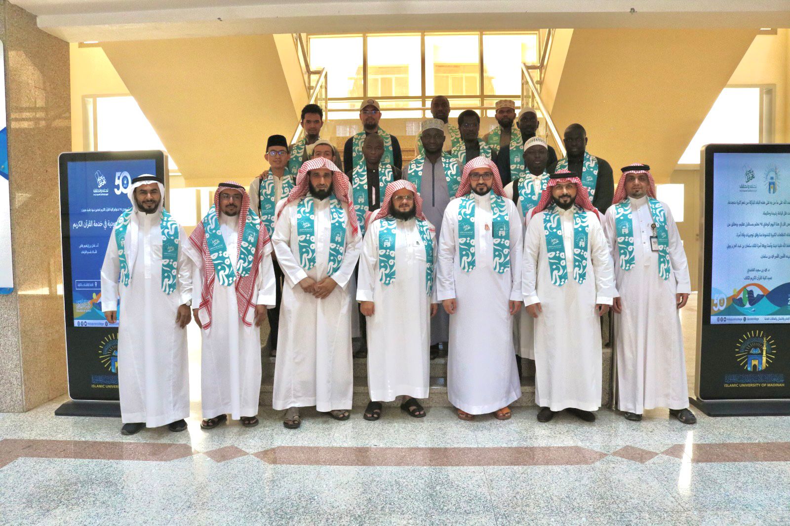 ضمن أنشطة كلية القرآن الكريم في الاحتفال باليوم الوطني السعودي 94 ؛ استقبلت الكلية منسوبيها بالهدايا. - 1