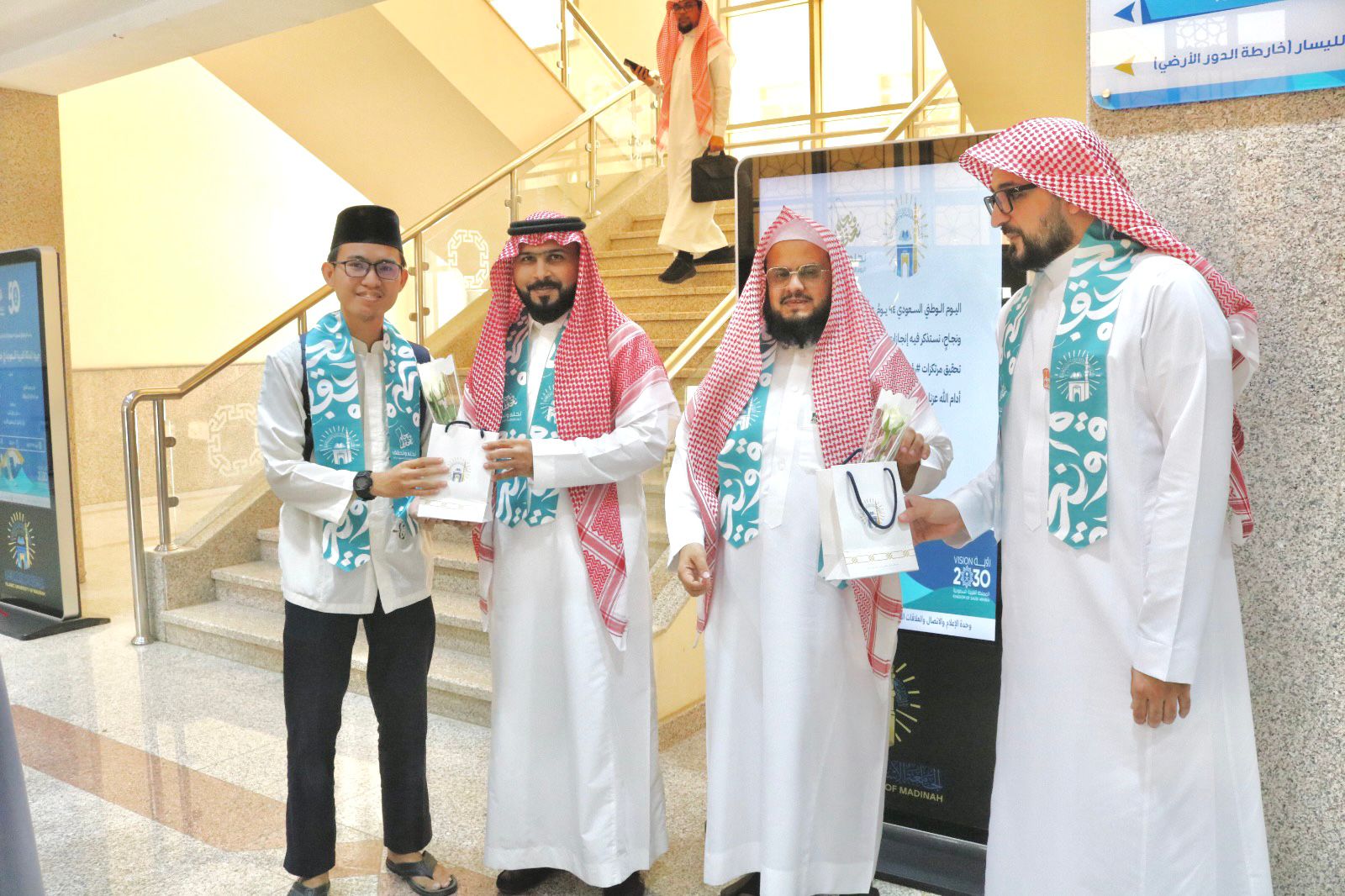 ضمن أنشطة كلية القرآن الكريم في الاحتفال باليوم الوطني السعودي 94 ؛ استقبلت الكلية منسوبيها بالهدايا. - 2