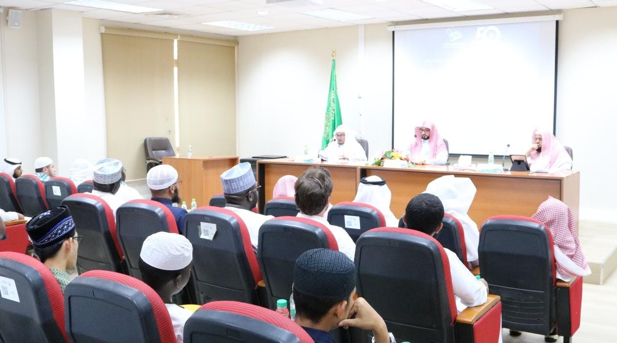 كلية القرآن الكريم تقيم ندوة بعنوان: جهود المملكة العربية السعودية في خدمة القرآن الكريم احتفالاً باليوم الوطني السعودي 94  - 5