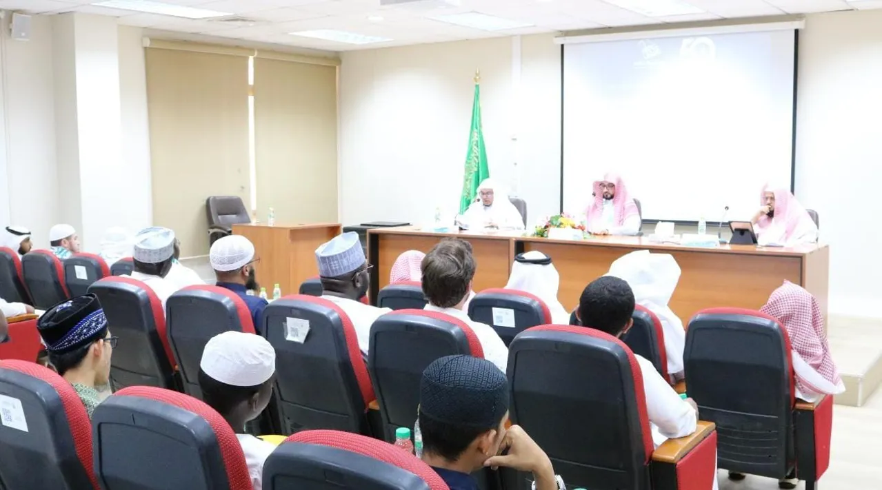 كلية القرآن الكريم تقيم ندوة بعنوان: جهود المملكة العربية السعودية في خدمة القرآن الكريم احتفالاً باليوم الوطني السعودي 94 - 5