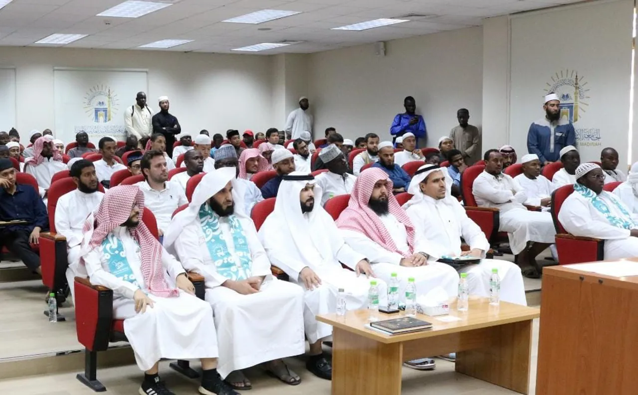 كلية القرآن الكريم تقيم ندوة بعنوان: جهود المملكة العربية السعودية في خدمة القرآن الكريم احتفالاً باليوم الوطني السعودي 94 - 4