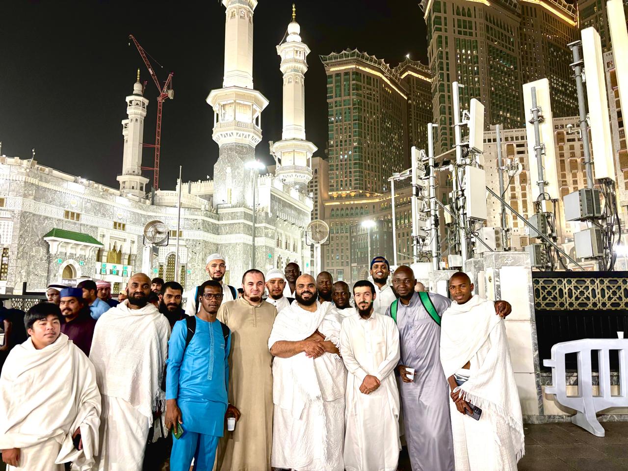نظمت كلية القرآن الكريم بالتعاون مع عمادة شؤون الطلاب رحلة إلى مكة المكرمة لأداء مناسك العمرة - 1