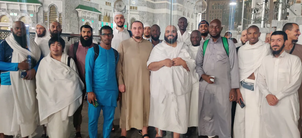 نظمت كلية القرآن الكريم بالتعاون مع عمادة شؤون الطلاب رحلة إلى مكة المكرمة لأداء مناسك العمرة - 2