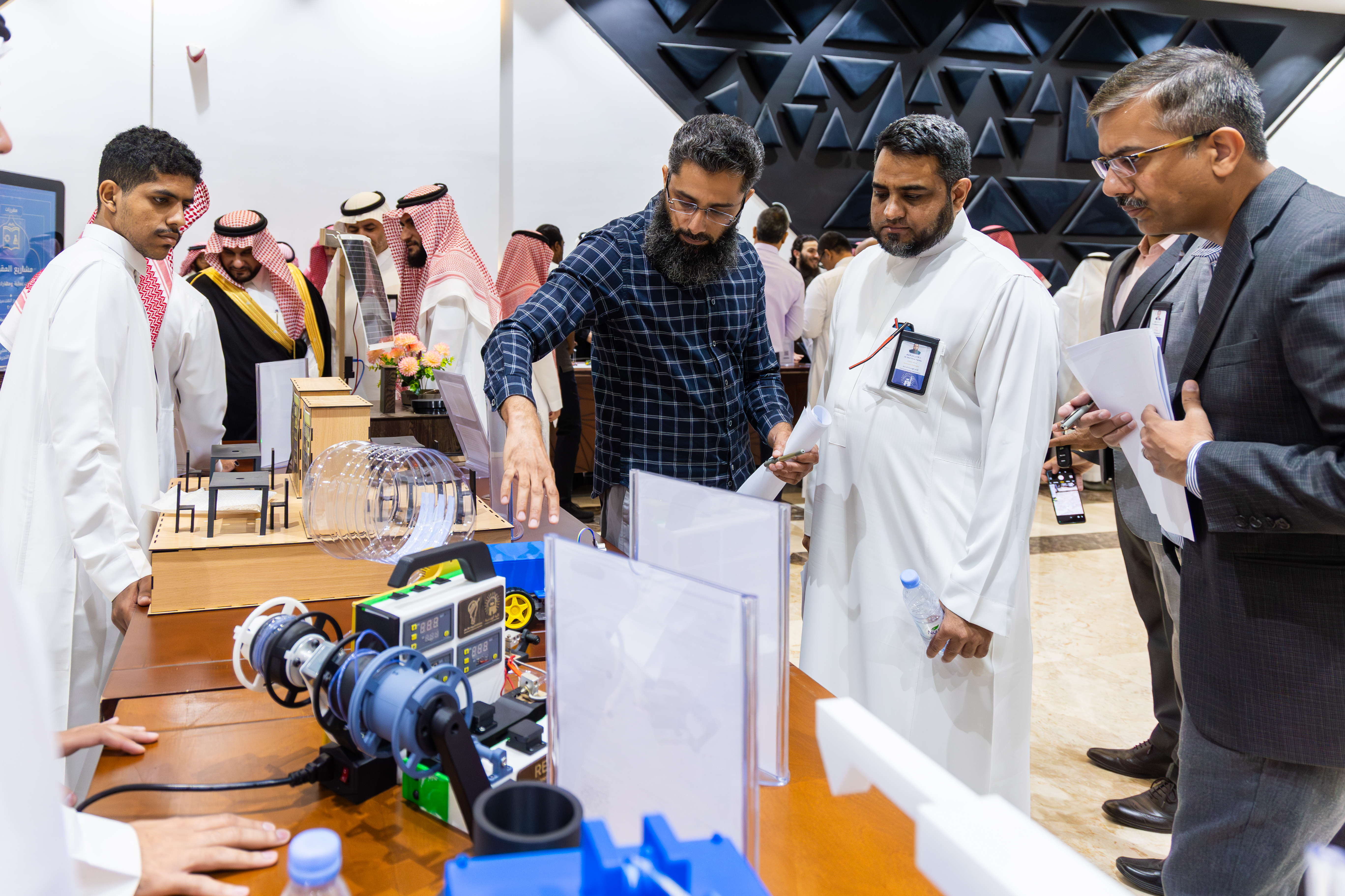 تحت رعاية رئيس الجامعة الإسلامية.. كلية الهندسة تنظّم المعرض السنوي الثاني للمشاريع الابتكارية لطلابها - 8