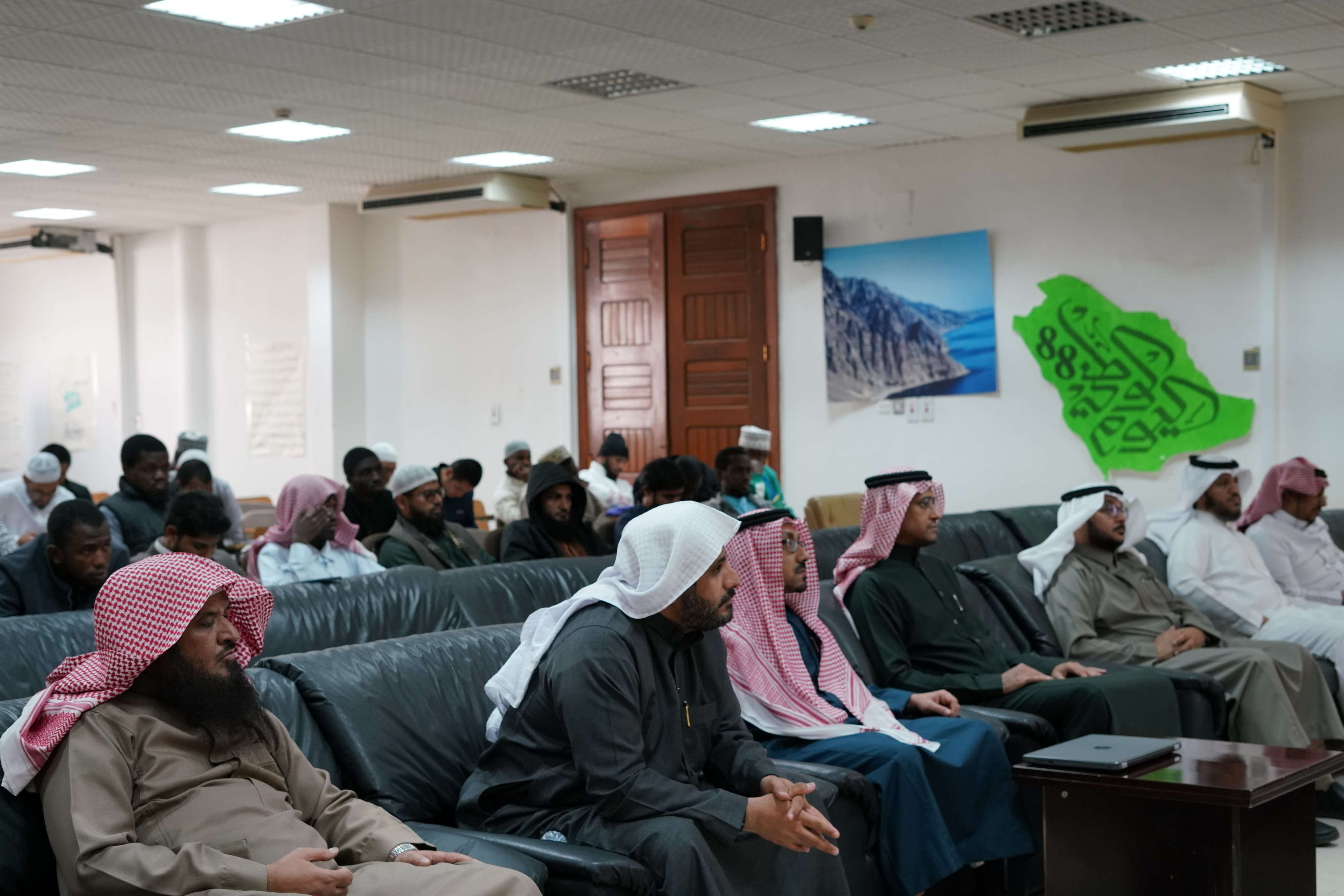 أقام معهد تعليم اللغة العربية بالتعاون مع وحدة التوعية الفكرية بالجامعة الإسلامية لقاءً توعوياً لطلاب المعهد ضمن سلسة برامج توعية مقدمة للطلاب والذي كان بعنوان (التوحيد) - 3