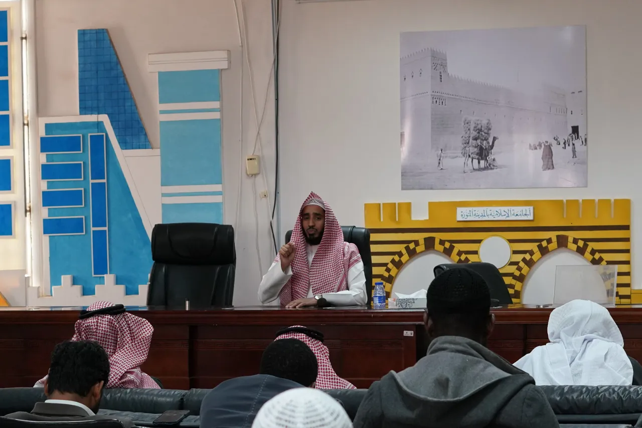 أقام معهد تعليم اللغة العربية بالتعاون مع وحدة التوعية الفكرية بالجامعة الإسلامية لقاءً توعوياً لطلاب المعهد ضمن سلسة برامج توعية مقدمة للطلاب والذي كان بعنوان (التوحيد) - 2