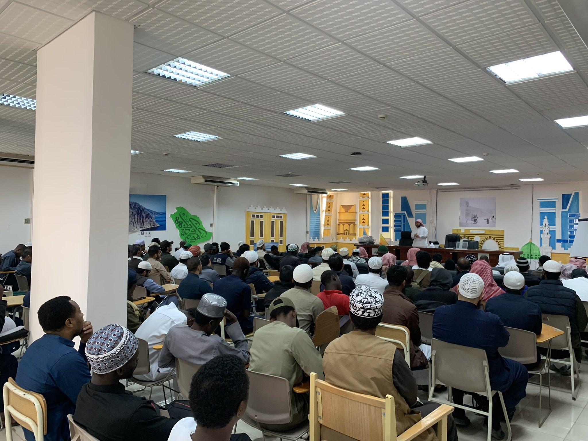 أقام معهد تعليم اللغة العربية بالتعاون مع وحدة التوعية الفكرية بالجامعة أول البرامج التوعوية للطلاب والذي كان بعنوان ( مهددات الوعي الفكري) ألقاه سعادة الدكتور/ أحمد بن صابر الغامدي - 3