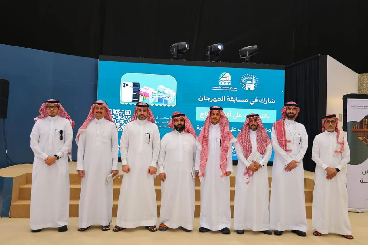 ضمن اهتمام كلية العلوم بتعزيز الحراك الثقافي ودعم الأنشطة الطلابية، قام سعادة عميد الكلية د. طارق بن زياد أبولبدة، يرافقه الوكلاء ورؤساء الأقسام ومدير الإدارة، بزيارة مهرجان الثقافات والشعوب الرابع عشر - 1