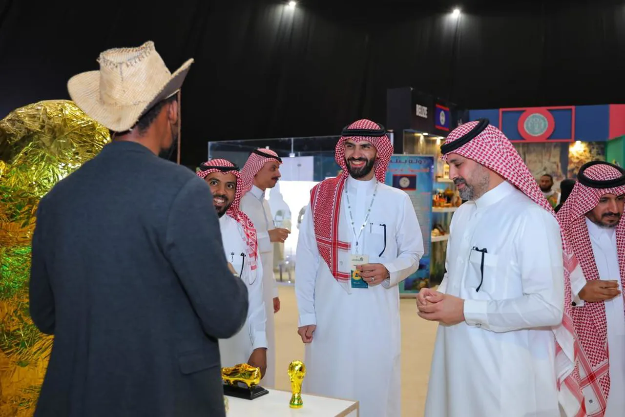 ضمن اهتمام كلية العلوم بتعزيز الحراك الثقافي ودعم الأنشطة الطلابية، قام سعادة عميد الكلية د. طارق بن زياد أبولبدة، يرافقه الوكلاء ورؤساء الأقسام ومدير الإدارة، بزيارة مهرجان الثقافات والشعوب الرابع عشر - 2