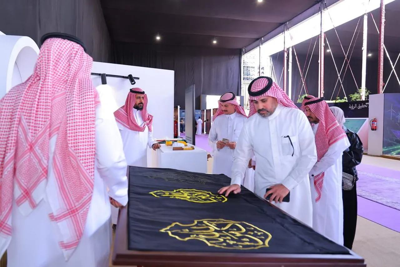 ضمن اهتمام كلية العلوم بتعزيز الحراك الثقافي ودعم الأنشطة الطلابية، قام سعادة عميد الكلية د. طارق بن زياد أبولبدة، يرافقه الوكلاء ورؤساء الأقسام ومدير الإدارة، بزيارة مهرجان الثقافات والشعوب الرابع عشر - 3